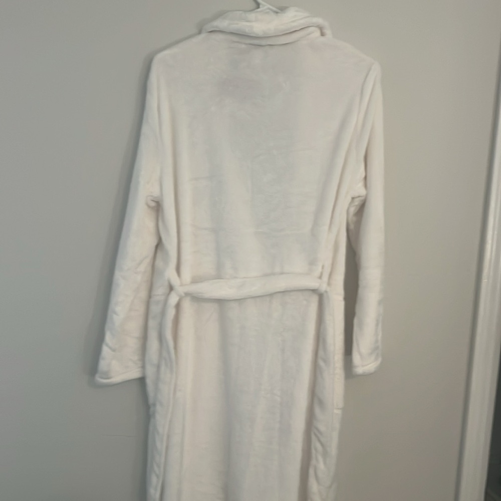 NWT Kim Rogers Plush Robe Size Small ivory/white
SOFT & COZY - Picture 6 of 8